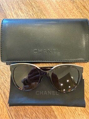 CHANEL Black Gradient Cat-Eye Sunglasses with Tortoiseshell Frame